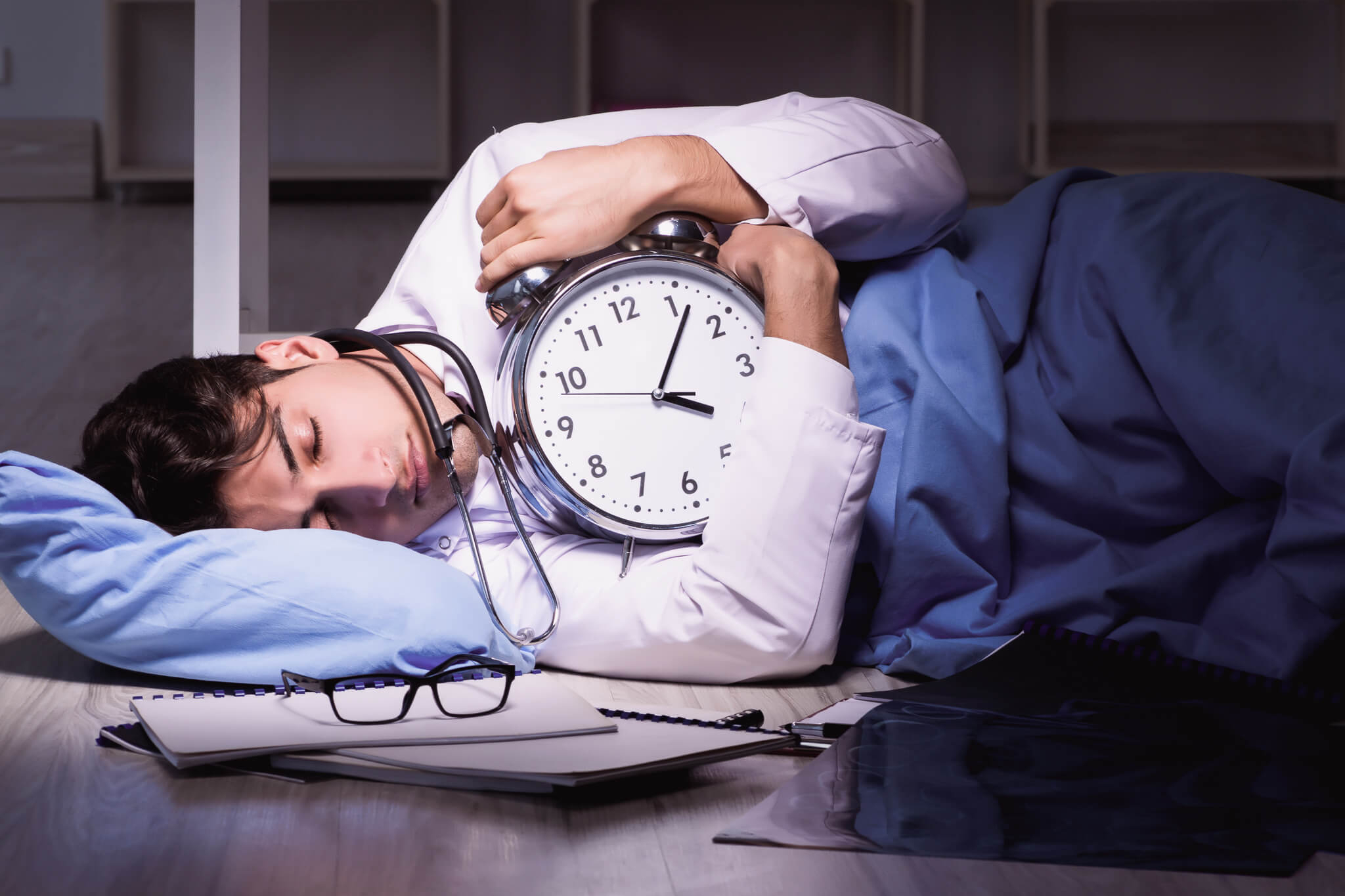 schlafender Arzt bei Nachdienst in der Klinik